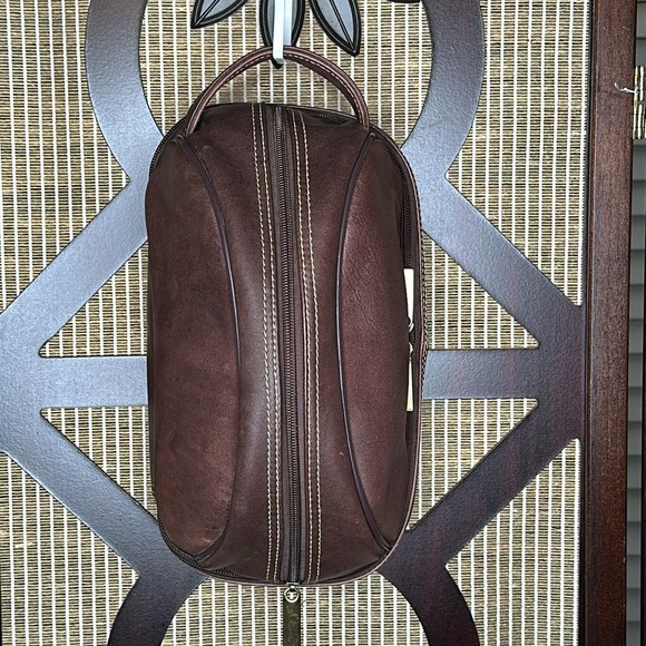 Awesome Men’s Leather Toiletry Shaving Bag by Hammacher Schlemmer - Picture 2 of 12